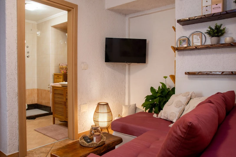 Apartment with romantic wine cellar, Living room