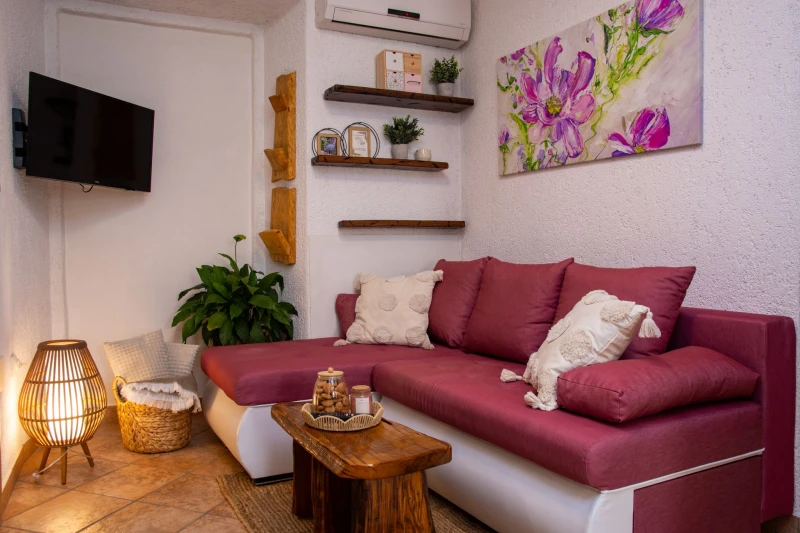 Apartment with romantic wine cellar, Living room