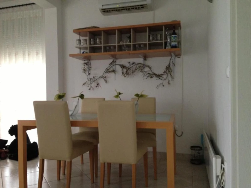 Ground Floor, Dnevni boravak