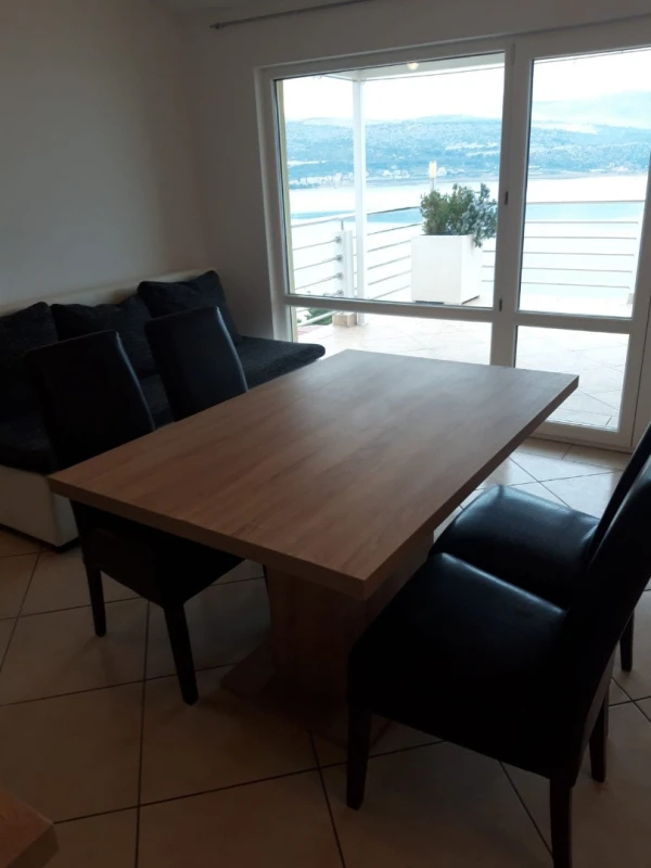First floor, Dnevni boravak