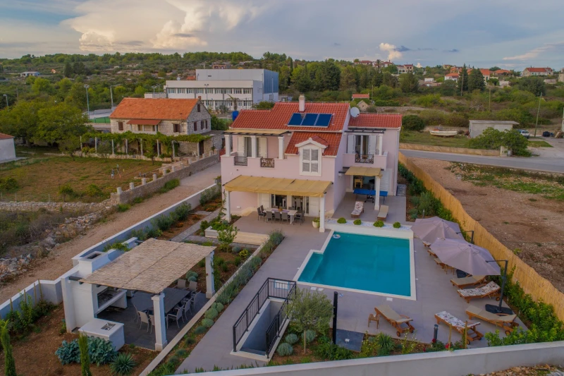 Villa Giove, Grohote
