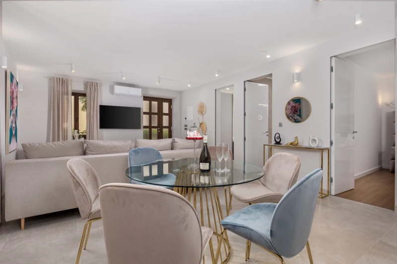 Apartment 1, Living room