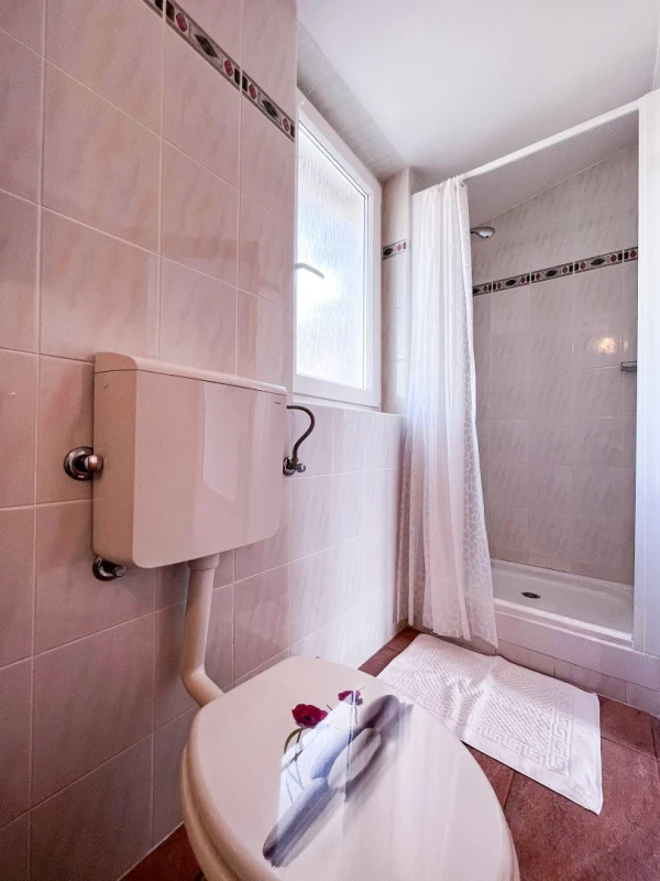 Summer Escape: Room with sea view terrace, Kupaonica / wc