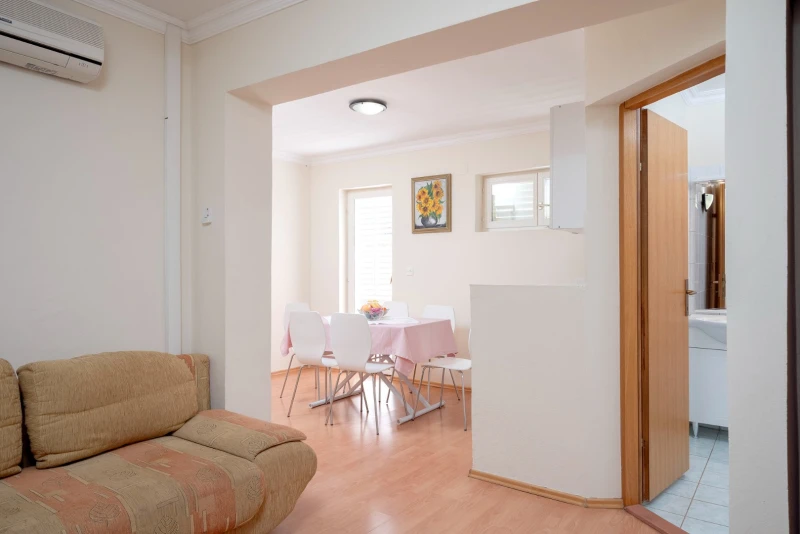 Apartment 7, Wohnzimmer