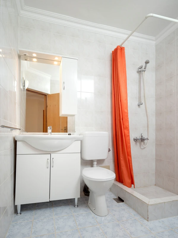 Apartment 5, Badezimmer / WC