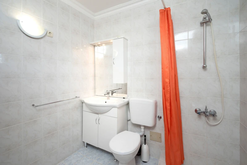 Apartment 5, Badezimmer / WC