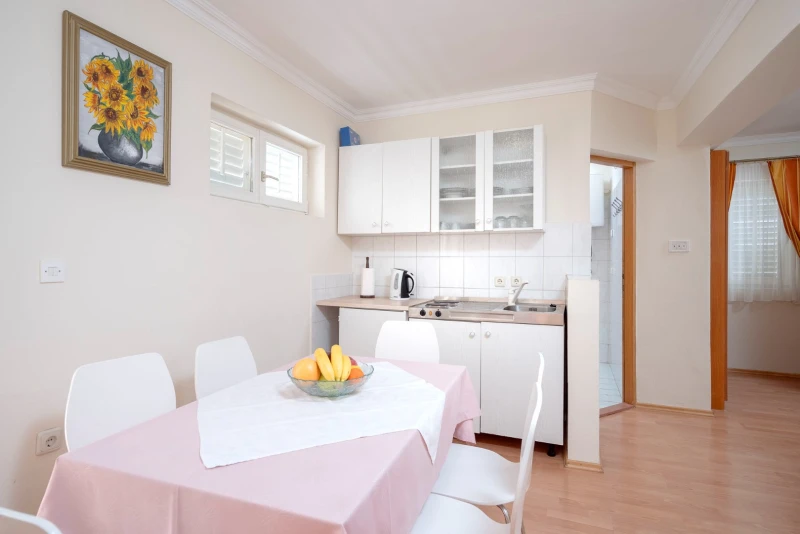 Apartment 7, Wohnzimmer