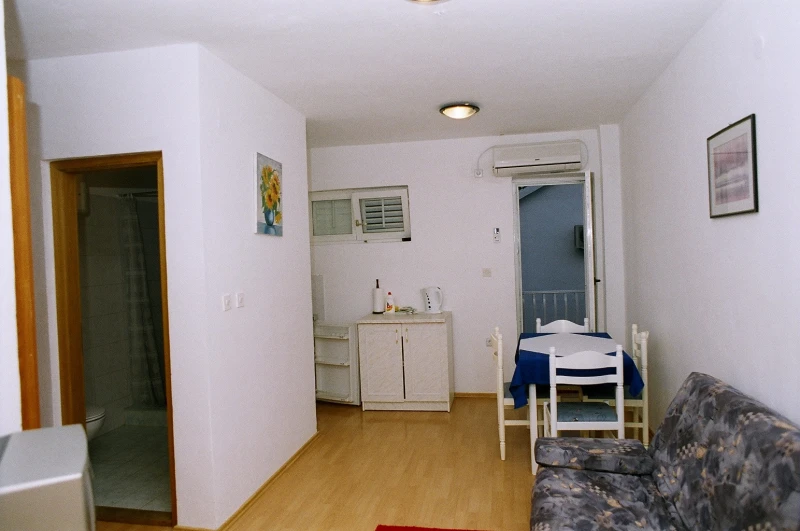 Apartment 6, Soggiorno