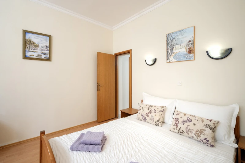Apartment 2, Zimmer