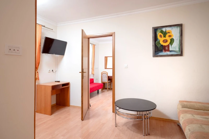 Apartment 7, Wohnzimmer