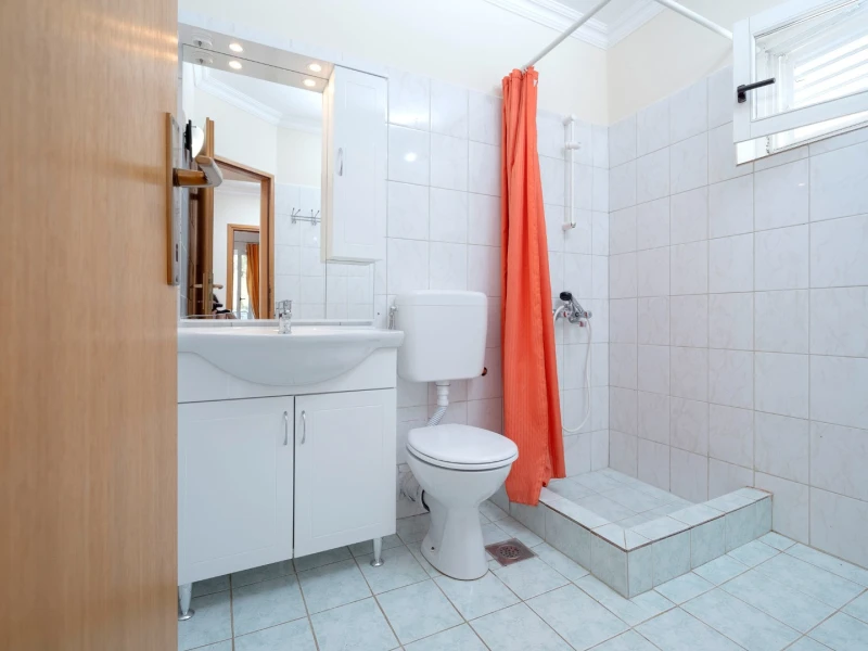 Apartment 7, Badezimmer / WC