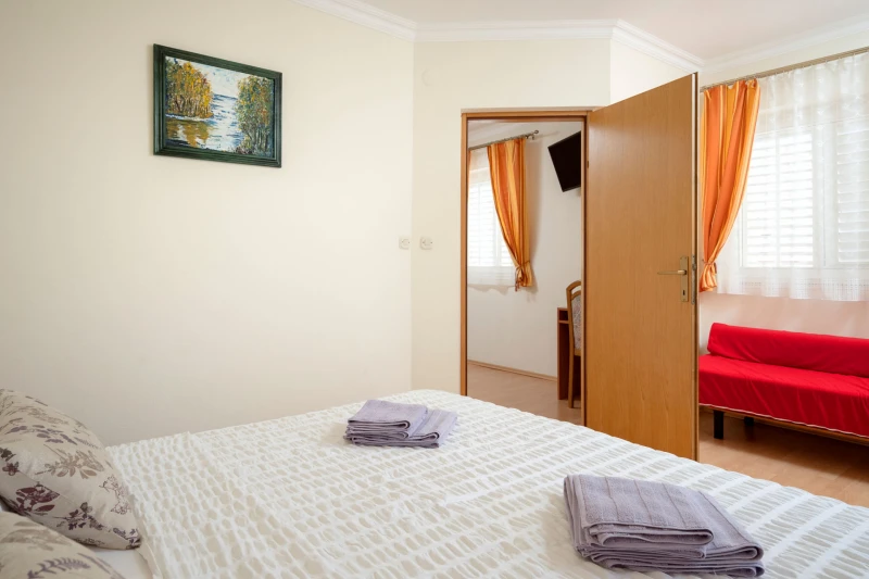 Apartment 5, Zimmer