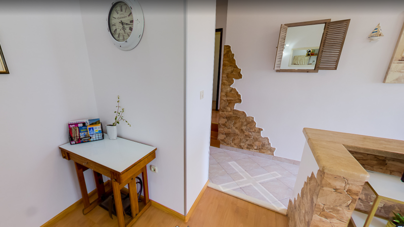Apartment 1, Dnevni boravak