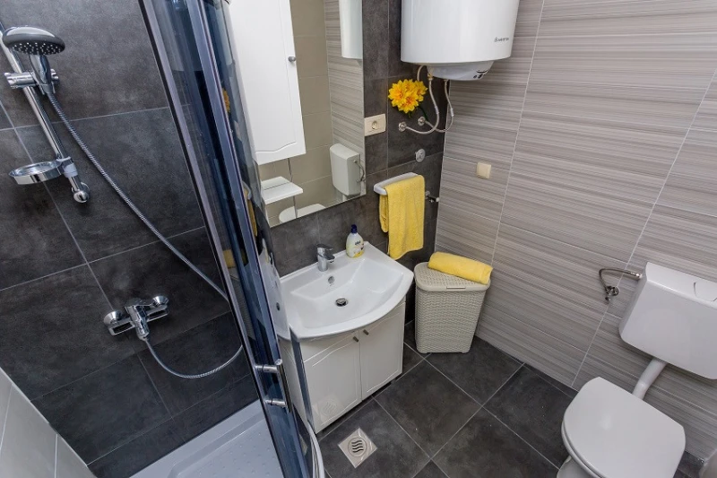 Apartment 5, Badezimmer / WC
