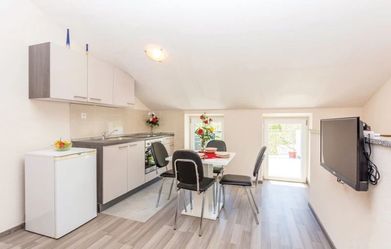 Apartment 2, Küche