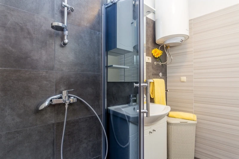 Apartment 5, Badezimmer / WC