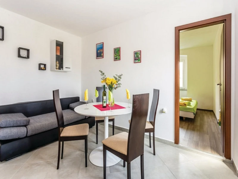 Apartment 4, Wohnzimmer