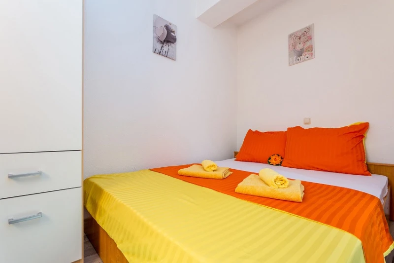 Apartment 5, Zimmer