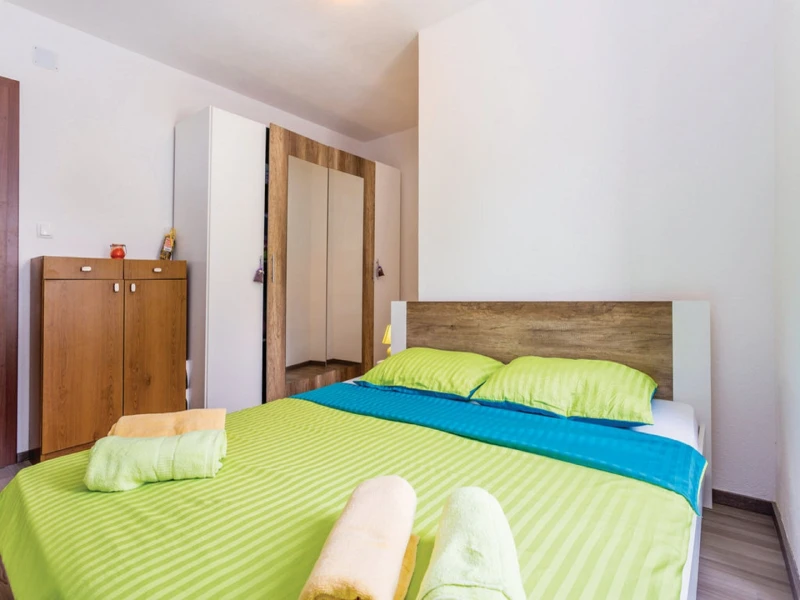 Apartment 4, Zimmer