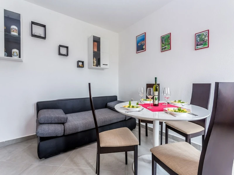 Apartment 4, Wohnzimmer