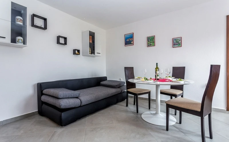 Apartment 4, Wohnzimmer