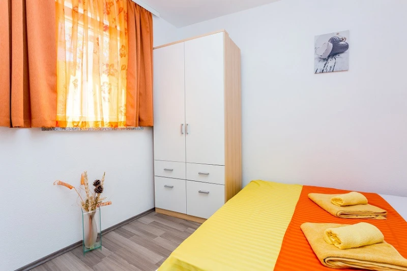 Apartment 5, Zimmer