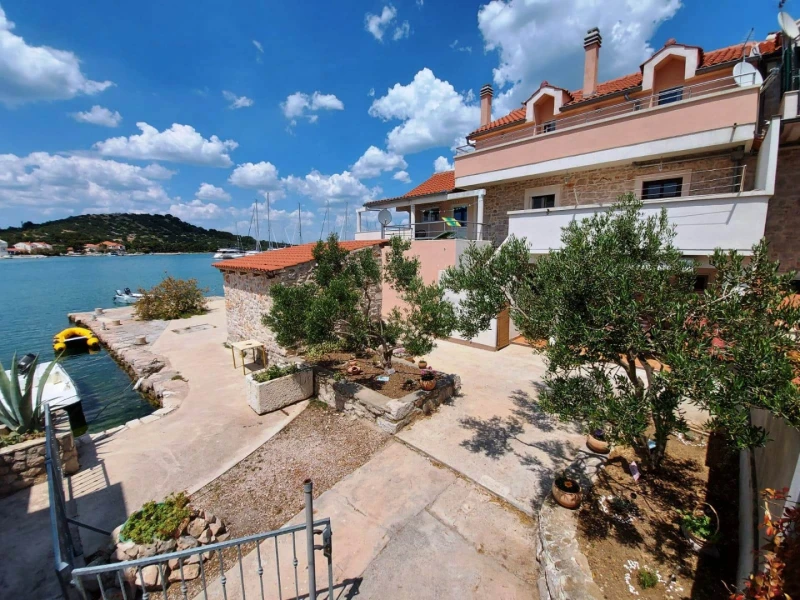 Apartments Charly, Betina