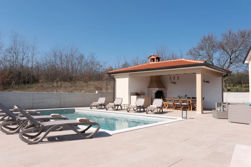 Villa Alena, Staniši