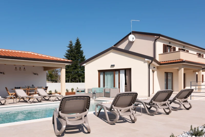Villa Alena, Staniši