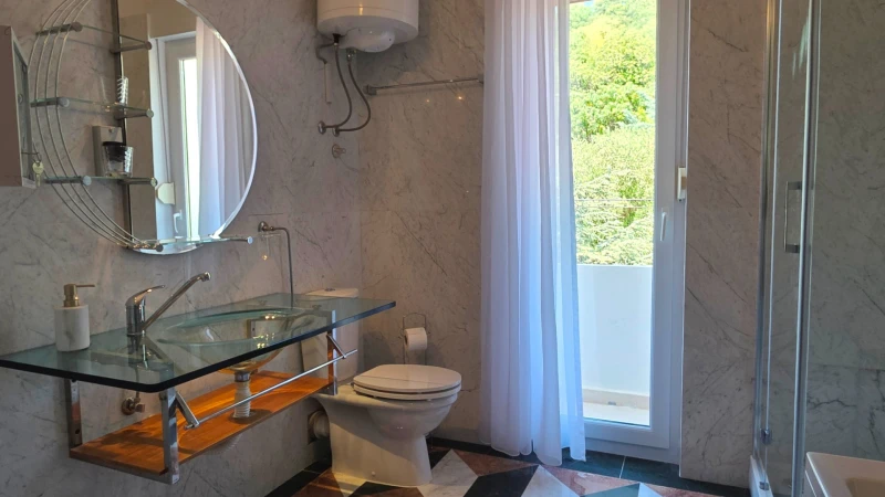 Apartment 6 Ecstasy, Bathroom / WC