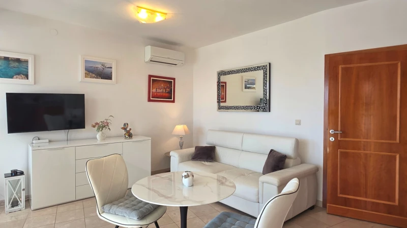 Apartment 3 Oasis, Living room
