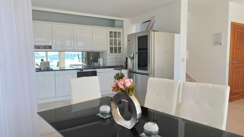 Apartment 6 Ecstasy, Kitchen