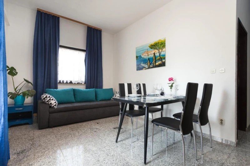 Two bedroom apartment ground floor, Wohnzimmer