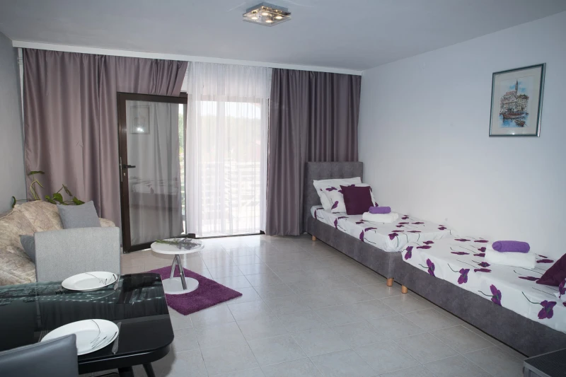One bedroom apartment with balcony and seaview, Zimmer