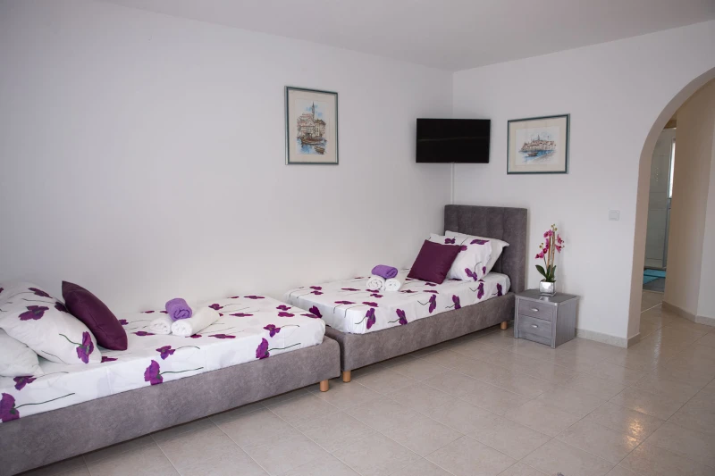 One bedroom apartment with balcony and seaview, Zimmer