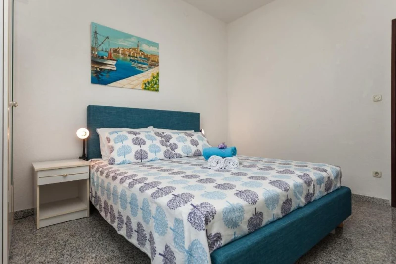Two bedroom apartment ground floor, Zimmer