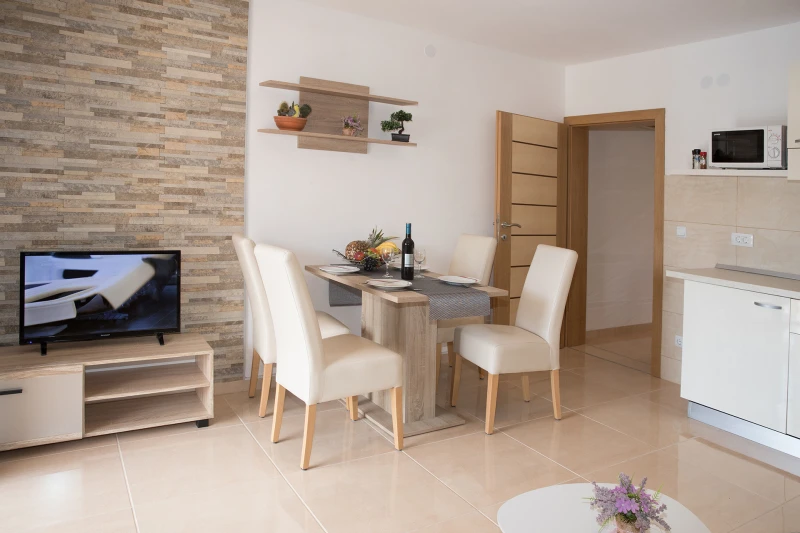 One bedroom apartment, Wohnzimmer