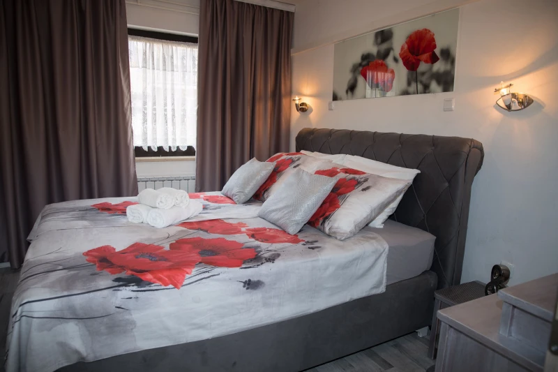 One bedroom apartment with balcony and seaview, Zimmer