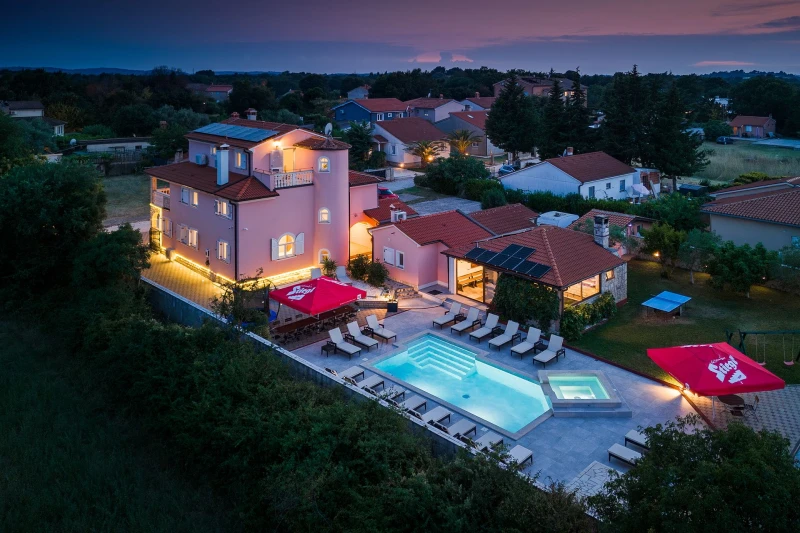 Ferienhäuser mit Pool in Pula