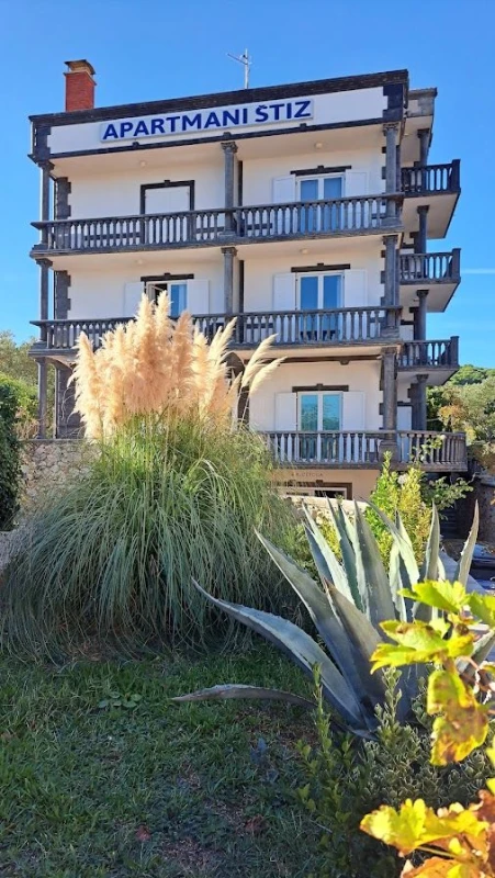 Dobrodošli u Apartmane ŠTIZ – Vašu oazu tik uz more u Betini na otoku Murteru!