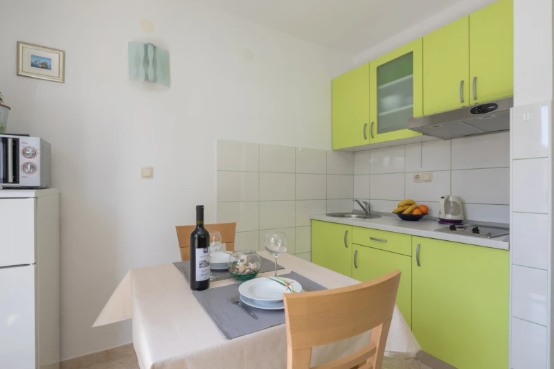GREEN APARTMENT