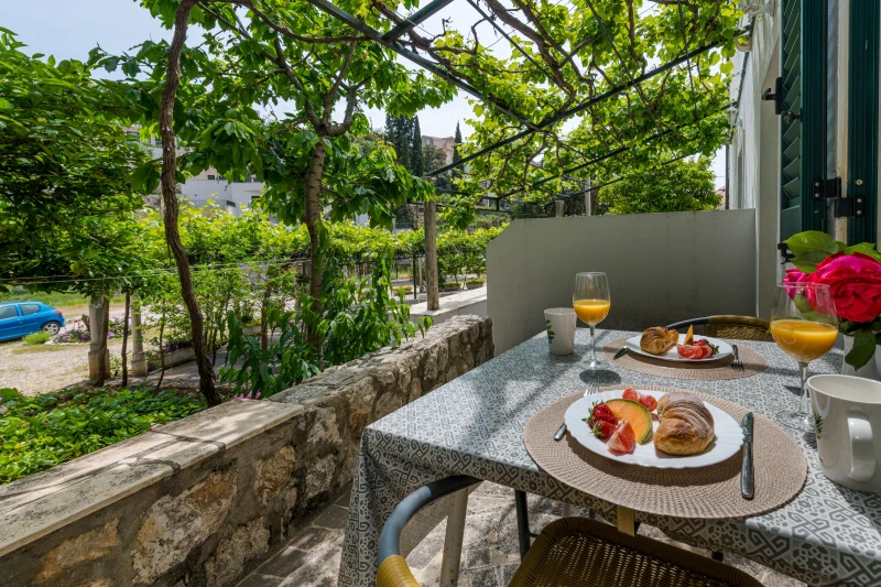 02 Apartman 2+1 osobe - privatna terasa, Balkon / terasa