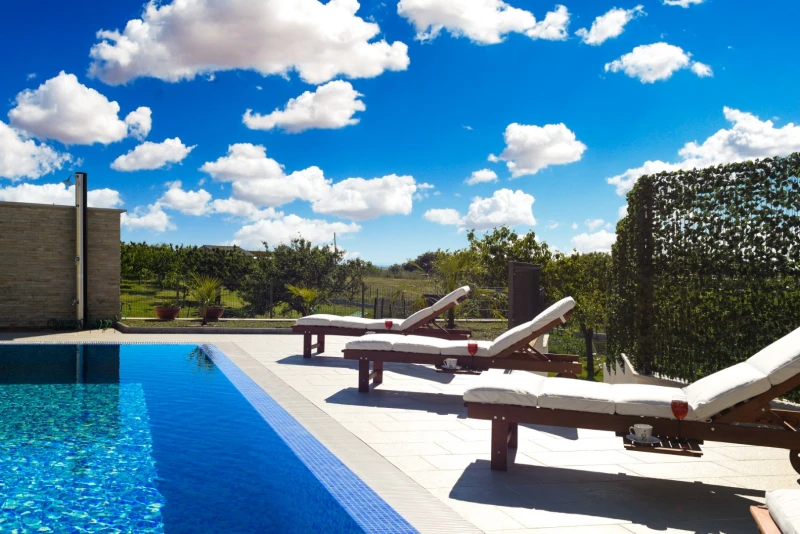 Villa Petra, Lovinac