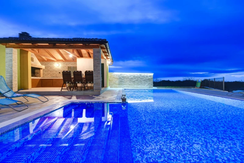 Villa Petra, Lovinac
