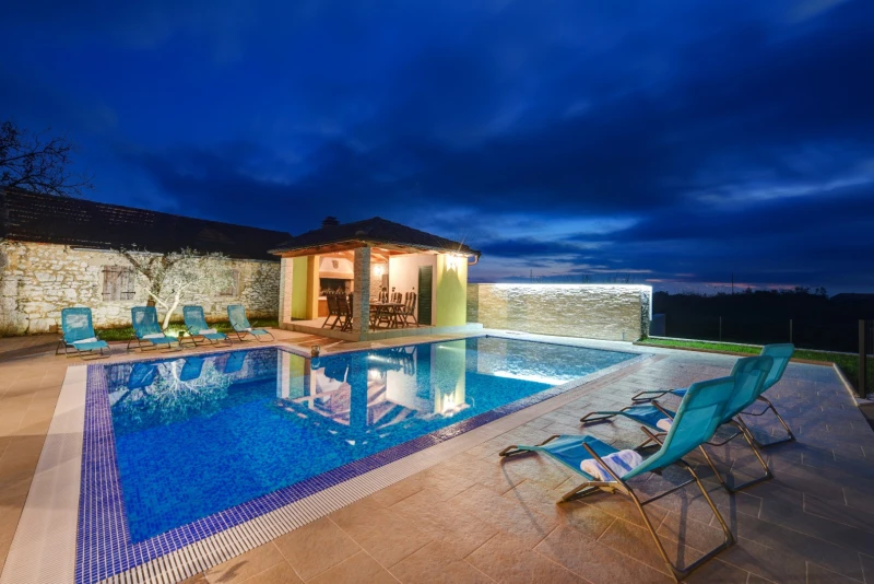 Villa Petra, Lovinac