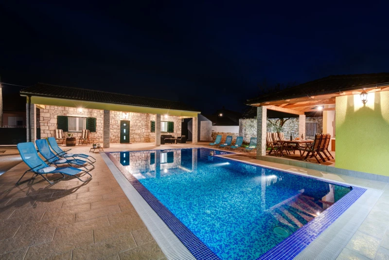 Villa Petra, Lovinac