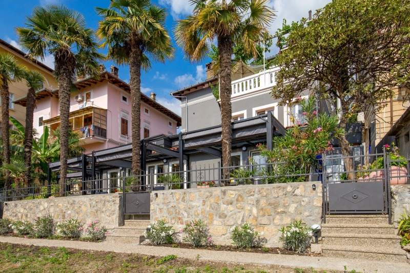 Terrace with access to the beach