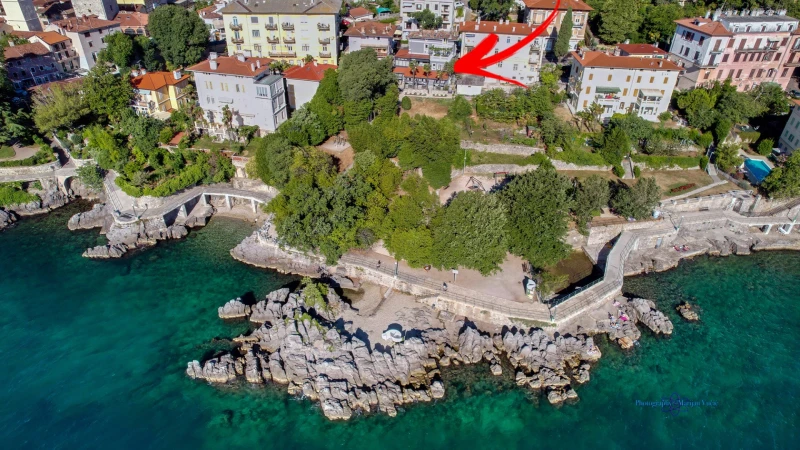 Terrace with access to the beach