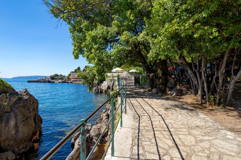 Terrace with access to the beach
