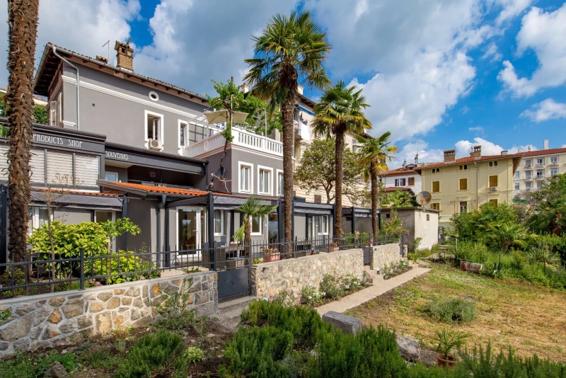 Terrace with access to the beach
